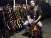 Tiene una colección de más de 160 guitarras eléctricas y un sueño: crear el primer museo temático del país