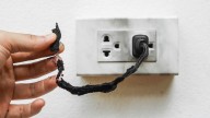 Haga esto de inmediato si llega a sentir olor a cable quemado en su casa para evitar un peligroso incendio eléctrico