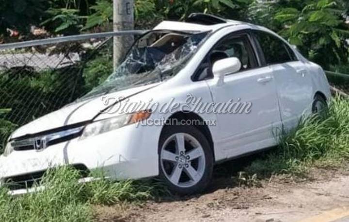 Aparatoso accidente en el Periférico de Mérida deja a conductor atrapado en su vehículo