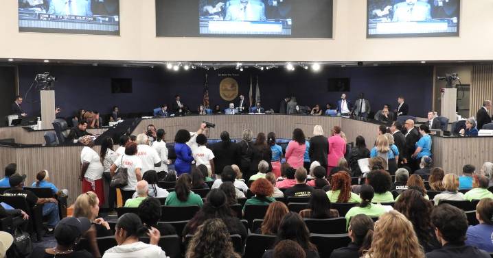 Miami-Dade aprueba presupuesto de $12.9 mil millones tras maratónica sesión