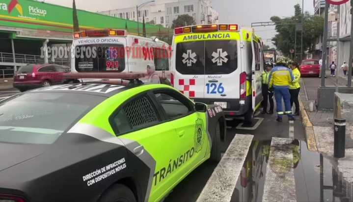 UNA MADRE A BORDO DE UNA MOTONETA REGRESABA DE LA ESCUELA CON SUS DOS HIJOS Y FUERON ATROPELLADOS POR UN VEHÍCULO EN LA CDMX