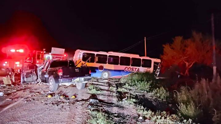 Choque frontal entre camión urbano y camioneta deja 11 heridos en el ejido El Triunfo en Hermosillo