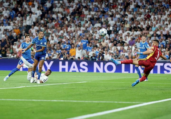Un doblete de Mbappé, de penalti, sujeta al Madrid ante el Marsella
