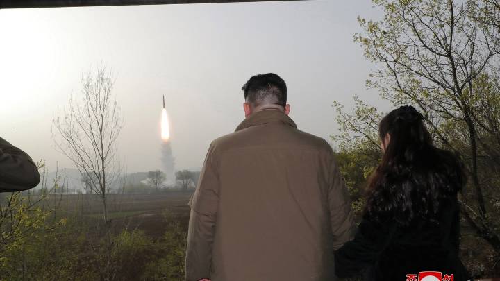 Kim Jong Un supervisa la prueba de un nuevo y potente motor para un misil balístico intercontinental