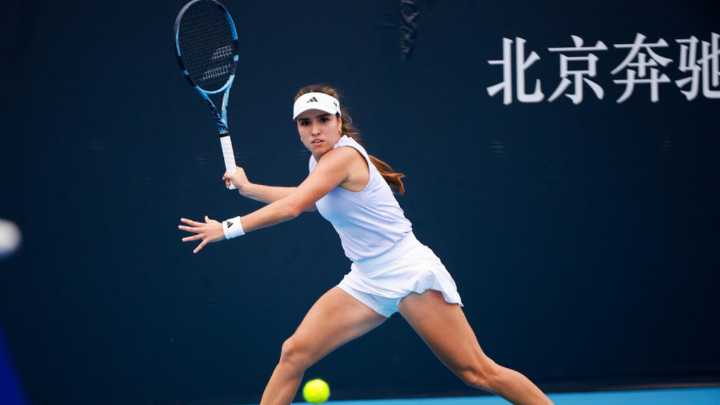 Camila Osorio la pasó muy mal en el duelo contra Iga Swiatek: perdió el primer set y se retiró por problemas físicos del Abierto de China