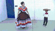 Pequeño bailarín folklórico celebra sus raíces mexicanas
