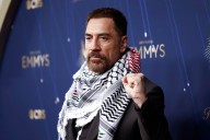 Moda y política en los Emmy: del pañuelo palestino de Bardem a la pedrería de Jenna Ortega