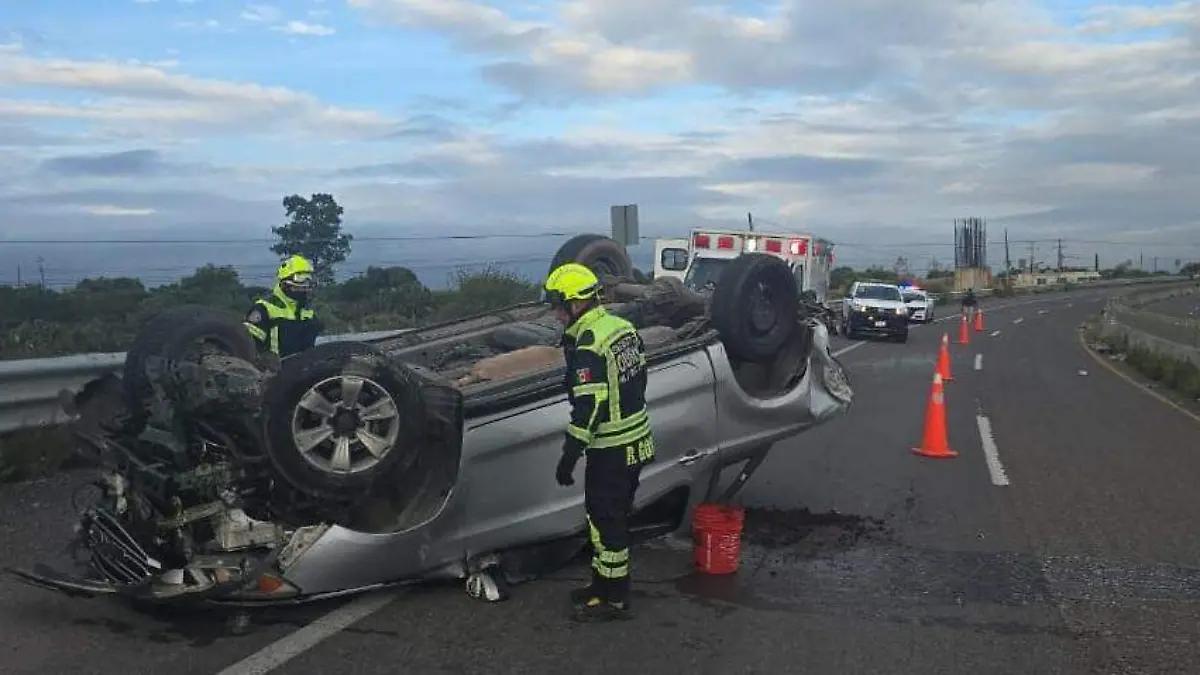 La libra de milagro al volcar en carretera que va a Huichapan
