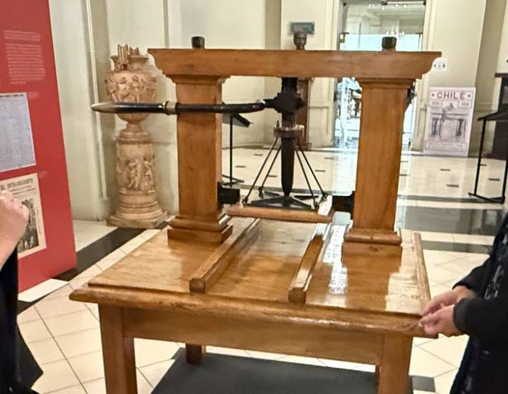 Histórica imprenta de “La Aurora de Chile” parte a Estados Unidos: Irá en préstamo a museo