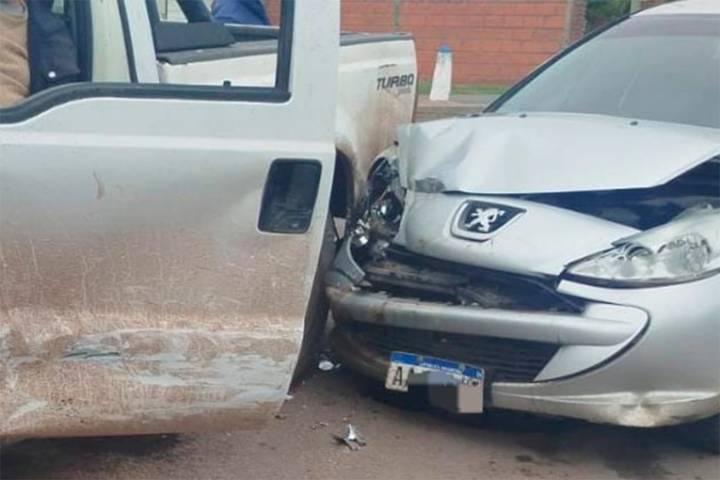 Un auto y una camioneta chocaron en una rotonda de Concepción del Uruguay