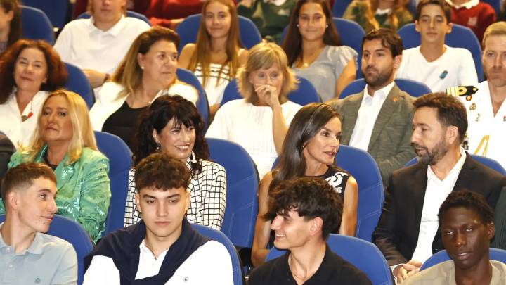 La periodista Marta Carazo se estrena como secretaria de la reina Letizia en un acto contra la mutilación genital