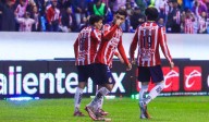 En una cancha horrible, Chivas derrota al Puebla y recupera esperanzas de Liguilla directa