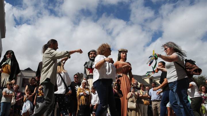 En imágenes: cabezudos, bailes y tambores en las Fiestas de la Encina