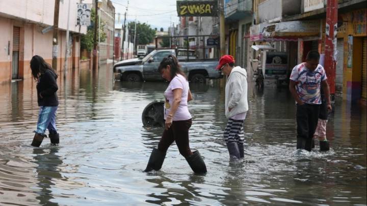 Vecinos de Neza duermen en azoteas; escuelas y mercados inundados