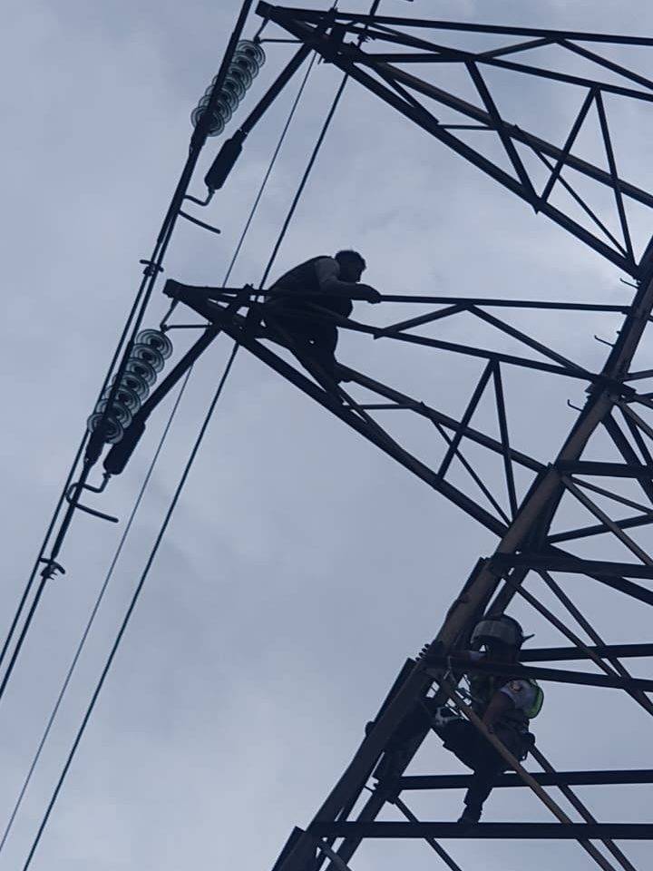 Personal de PC de Ecatepec rescata a hombre que subió a torre de alta tensión