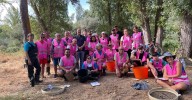 Voluntarios de Salamanca se suman en La Aldehuela a la lucha contra la almeja asiática