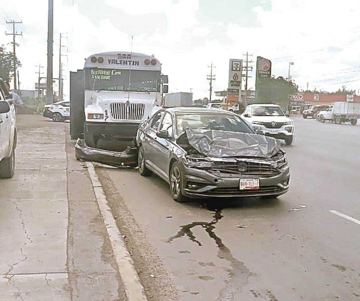 Carambola vehicular deja graves daños materiales