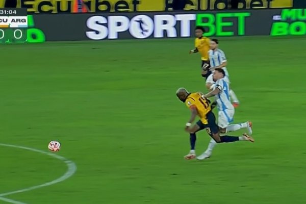 Otamendi se fue expulsado, dejó a Argentina con 10 jugadores y se perdería el debut en el Mundial