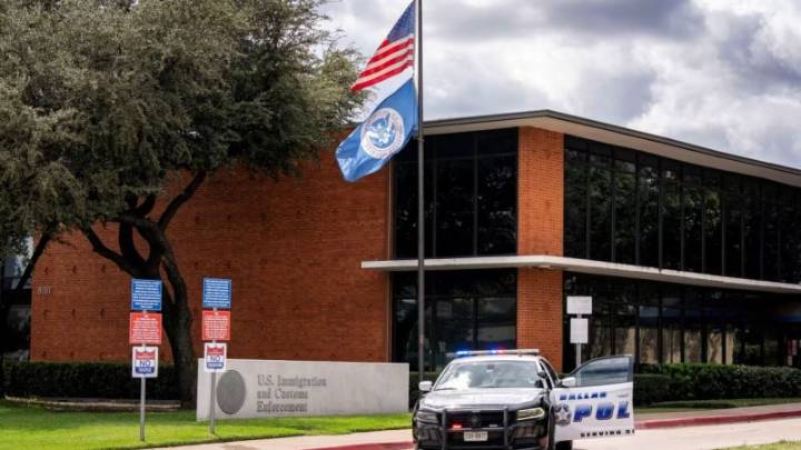Tras tiroteo, los inmigrantes llegan a instalación del ICE en Dallas con doble temor: a la deportación y la violencia