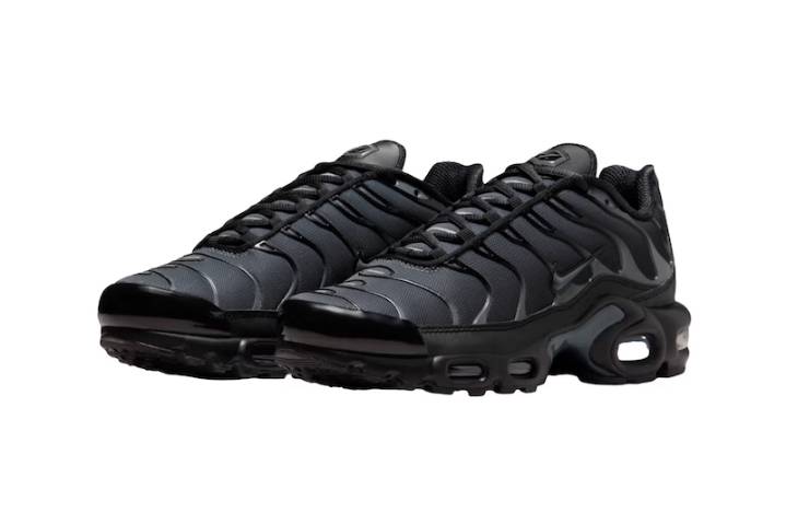 Nike’s Air Max Plus Gets a Bold Upgrade with “Black/Metallic Silver