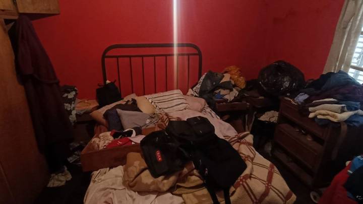 Cumpleaños de terror: la policía la despertó en su pieza por un allanamiento erróneo