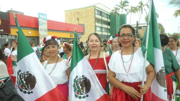 Conmemoran la Independencia de México con desfile patrio