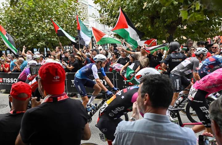 Polémica en el ciclismo. Vuelta de España: Israel Premier Tech retiró su nombre de los uniformes luego de las protestas