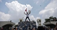 Nepal en crisis: Protestas incendian el Parlamento y fuerzan la renuncia del primer ministro