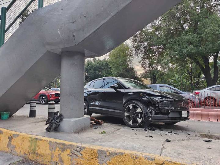 En Tlalpan, conductor choca camioneta de lujo y hombre muere frente al Estadio Azteca