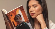 "Volver a mí", la obra literaria que explora el bienestar emocional mediante la escritura