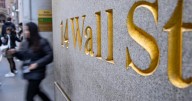 Wall Street cierra ‘sonriente’, pese a los números fríos del empleo en EU