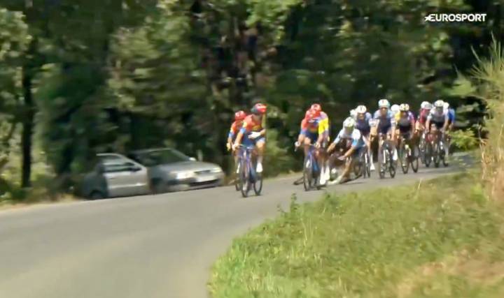 Un manifestante tira al suelo al ciclista de Albacete Javi Romo en La Vuelta