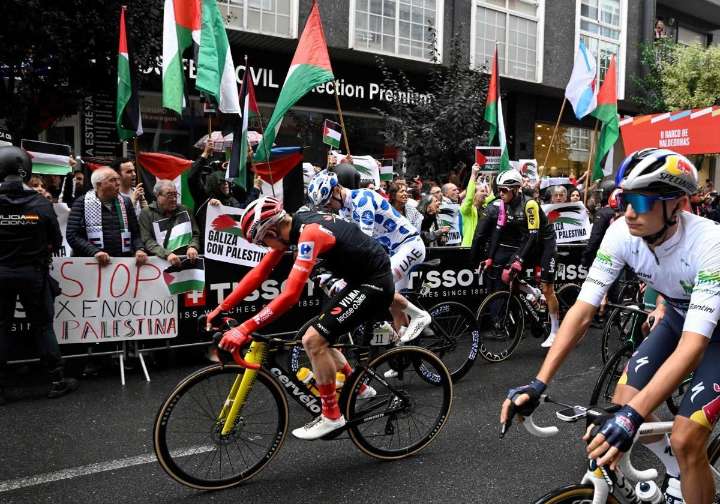 Los ciclistas de La Vuelta se plantan: pararán si vuelven a ocurrir incidentes graves