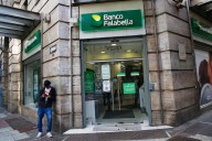 Cajera de Banco Falabella es acusada de estafa: infló depósito a 90 millones y afirma que está siendo extorsionada