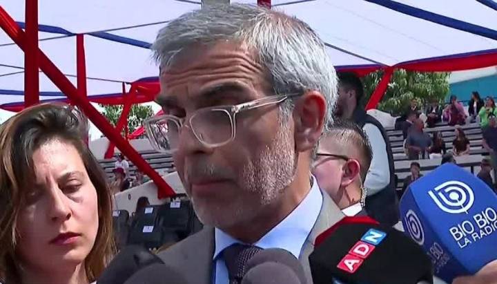 Ministro Cordero no descarta acciones legales en caso de carabinero agredido con un ladrillo
