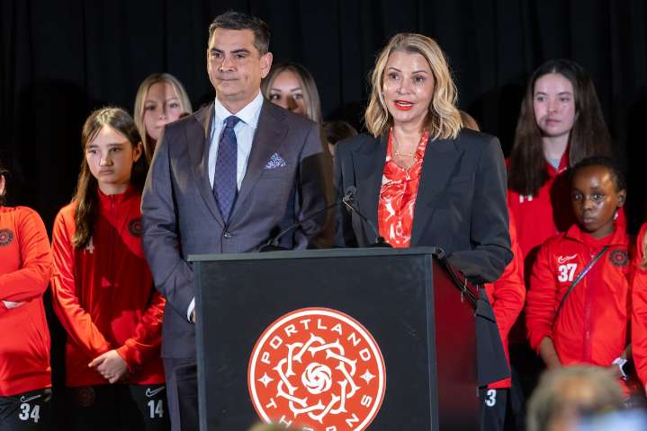 ‘Final-hour switch’ by deep-pocketed investor doomed rival bid for Trail Blazers, lawsuit alleges