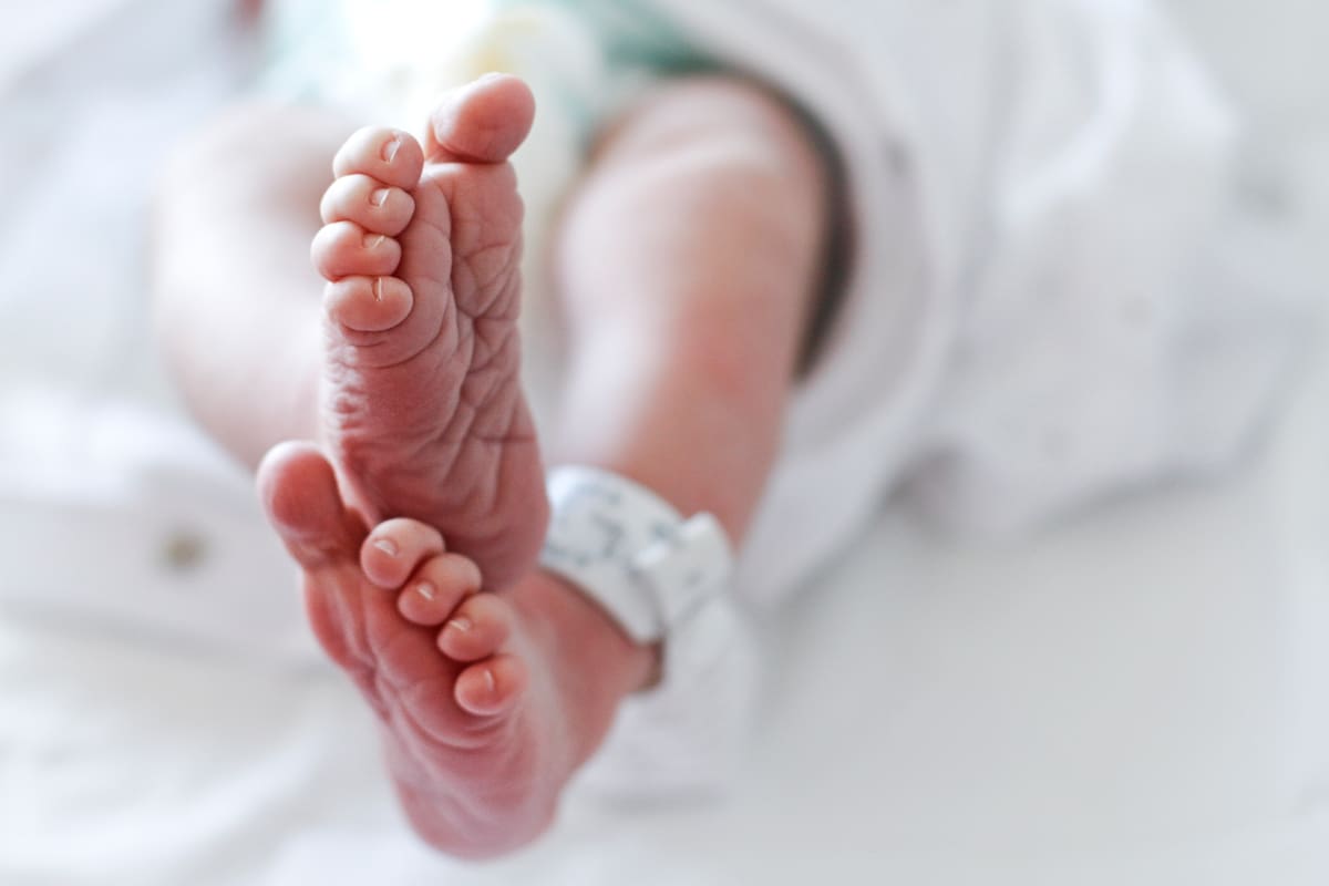 Bebé nacido por vientre de alquiler es rechazado: madre francesa pagó 10 mil dólares por su nacimiento