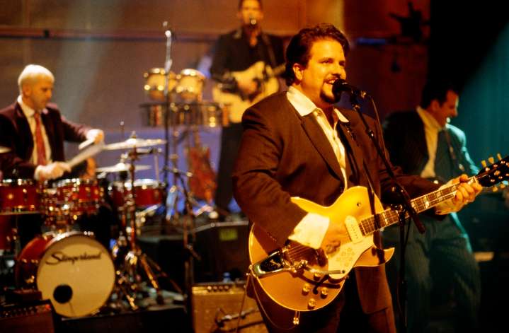 Iconic country frontman reveals incurable cancer, tour dates called off