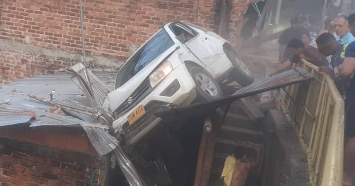 Organismos de socorro atienden emergencia por vehículo que cayó sobre una vivienda