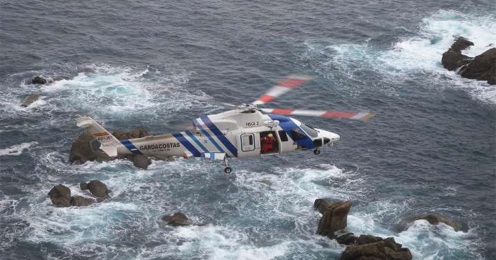 Evacuado en helicóptero un tripulante de un velero que entró en coma tras golpearse la cabeza en Burela (Lugo)