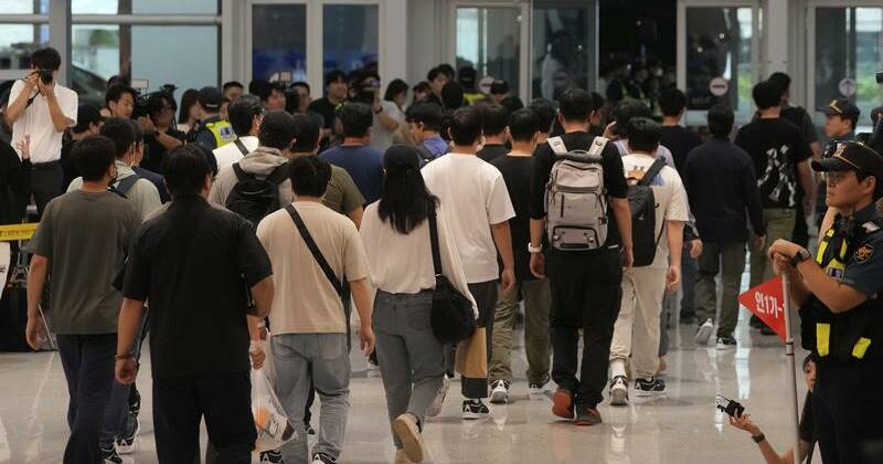 S.Korean workers return home after US immigration raid
