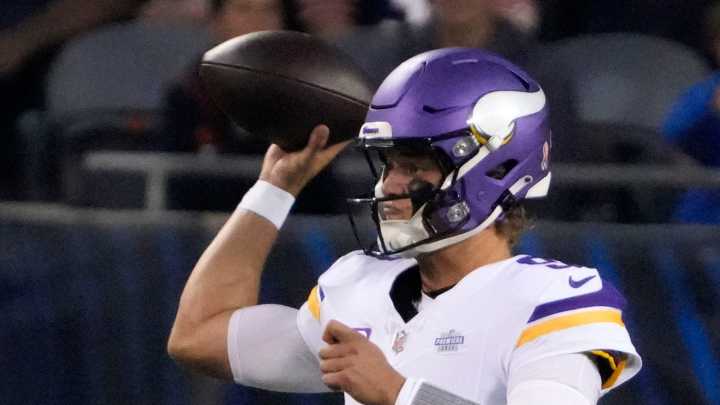 McCarthy rebounds in first start, leads Vikings to comeback win
