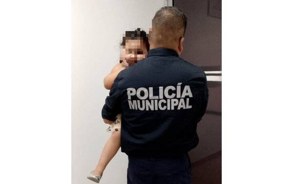Buscan a familiares de niña de 3 años que estaba sola en la calle