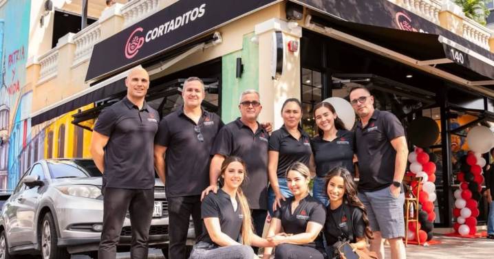 Cortaditos Coffee: Emprendimiento de un cubanoamericano impulsa a jóvenes inmigrantes en EE.UU.