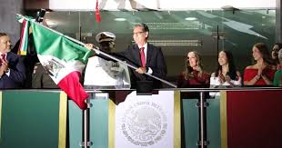 Celebra Erasmo González fiestas patrias dando grito de Independencia