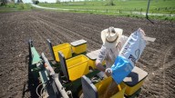 ‘Ola de problemas’: Con la cosecha en marcha, la guerra comercial de Trump lleva a algunos agricultores al borde del abismo