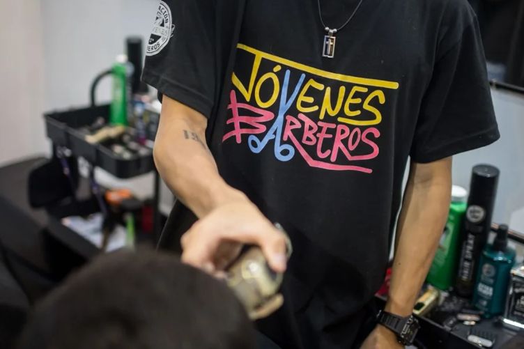 Jóvenes venezolanos labran su futuro en una nueva barbería en Venezuela (+Fotos)
