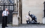 Banksy regresa a Londres con un mural en el que un juez golpea a un manifestante tirado en el suelo