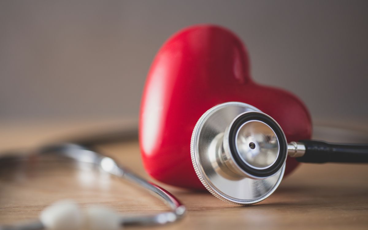 Científicos crean una IA que busca prevenir infartos oyendo los latidos