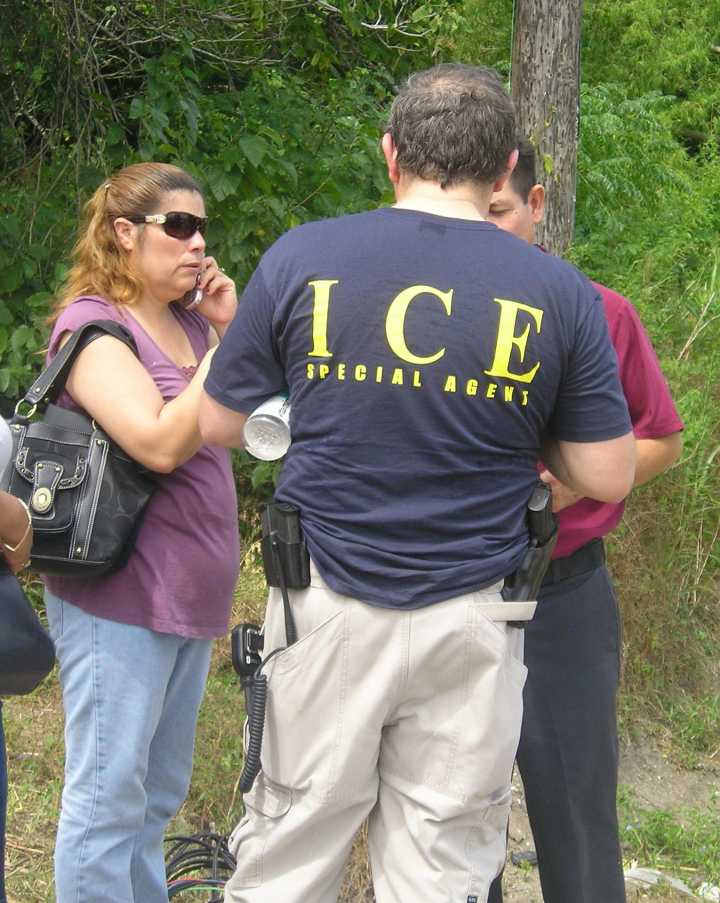 Agente de Inmigración despedido tras agresión a mujer en Nueva York regresa al trabajo